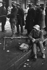 Unruhen von Genf 1932: Soldaten mit Gewehren und Schaulustige bei einer Strassensperre